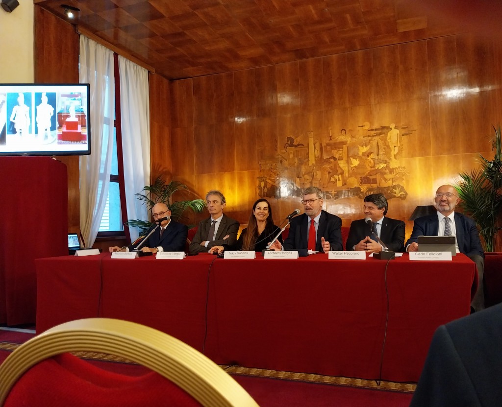 Conferenza stampa di presentazione del progetto "Arte fuori dal Museo". Sullo sfondo "Allegoria della Scrittura attraverso la Storia", pannello intagliato in legno di Achille Capizzano.