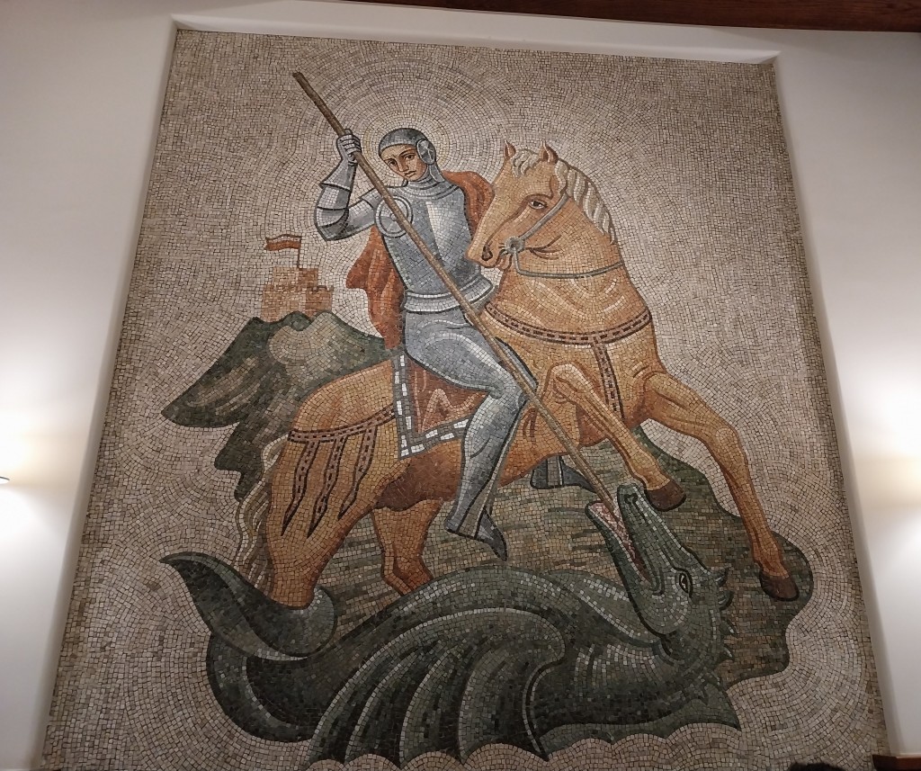 "San Giorgio e il drago", mosaico di Augusto Cernigoj. 