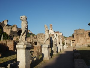 Cortile, statue Vestali